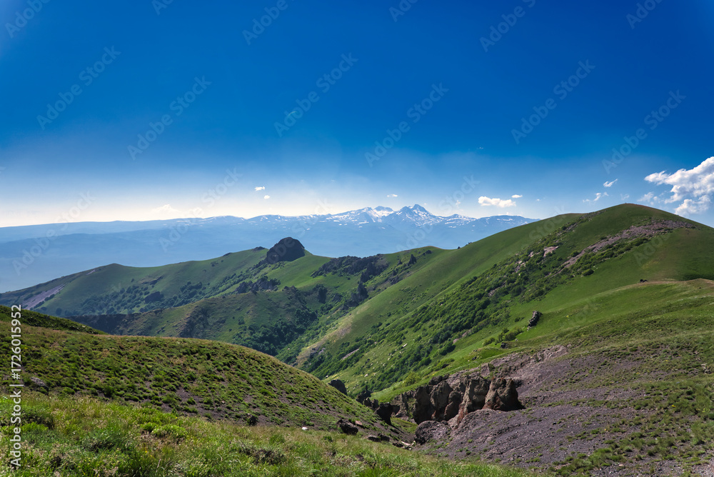 Naklejka premium Beautiful view of a mountain range in Armenia, perfect for travel, tourism, adventure, and nature themes.