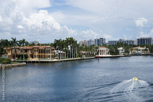 Fort Lauderdale è una città costiera situata in Florida, a nord di Miami, lungo l'Oceano Atlantico