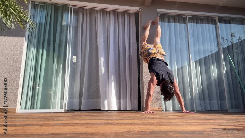 homem faz treino de costas em parede de casa 