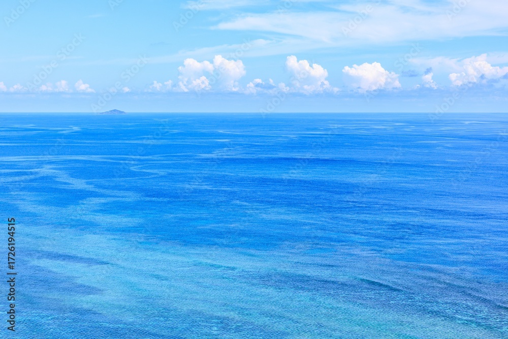 Obraz premium 青空と海が広がる宮古島 比嘉ロードパークの昼の風景