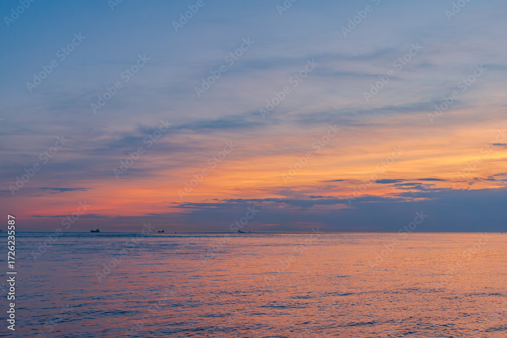 Fototapeta premium 焼ける海と空