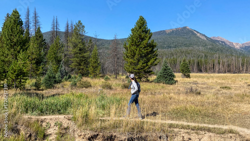 Fotografia Woman Walking the Coyote Valley Trail in Rocky Mountain National Park