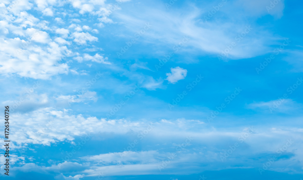 Obraz premium Panorama of cloud clear sky background for summer vacation concept at ocean and summer sea water with sunlight of beautiful cloudy 