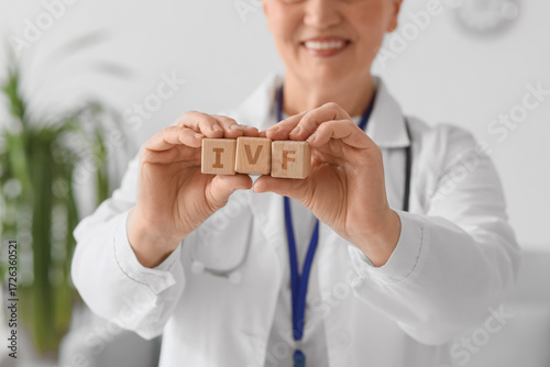 Female fertility doctor hol...