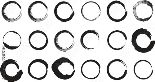 Grunge circles brush set. Round line of black paint. Grunge round shapes, vector Circular ink brush stroke fro design elements. Vector illustration..eps