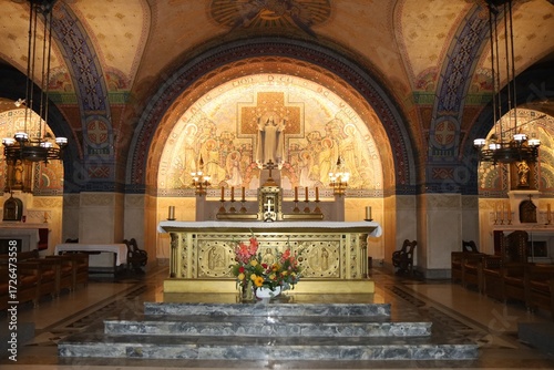 Basilique Sainte Thérèse de Lisieux, de style romano-byzantin, et construite au 20ème siècle, crypte de la basilique, ville de Lisieux, département du Calvados, France
