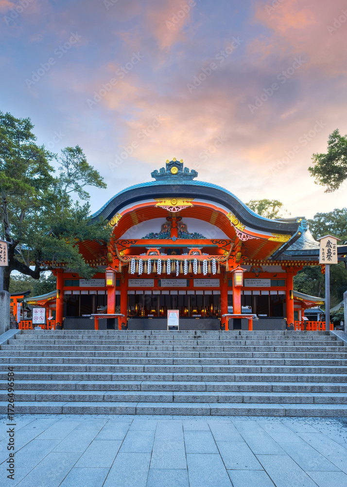 Obraz premium Fushimi Inari Taisha, an important Shinto shrine, famous for its thousands of vermilion torii gates in Kyoto, Japan