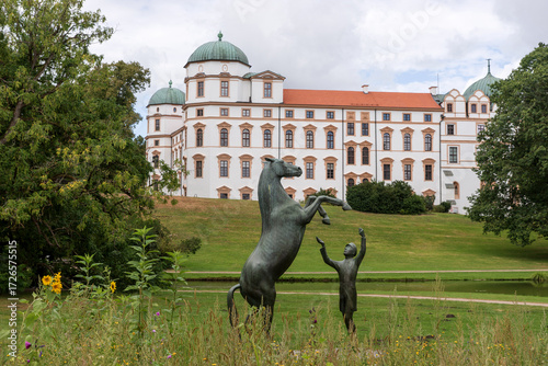 Schlosspark mit Denkmal am Celler Schloss