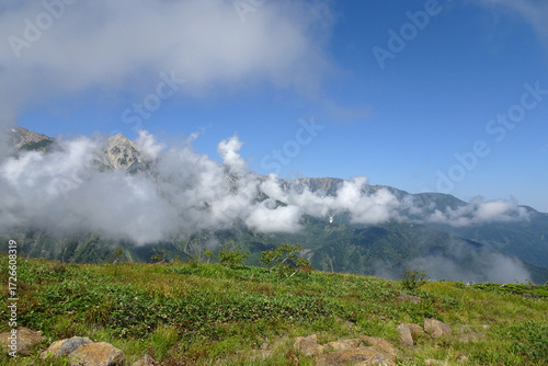 日本：白馬八方尾根から見る雲がかかった白馬連邦【中部山岳国立公園】長野県白馬村・9月