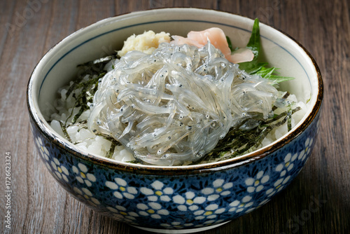 生しらす丼