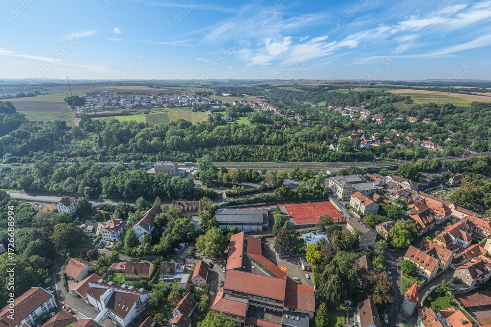 Obraz premium Die unterfränksiche Stadt Marktbreit am Main aus der Vogelperspektive