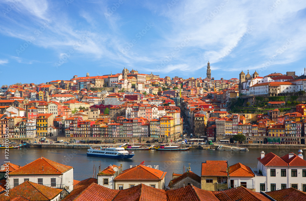 Fototapeta premium Picturesque view of the historic city of Porto in the sunny day, Portugal.