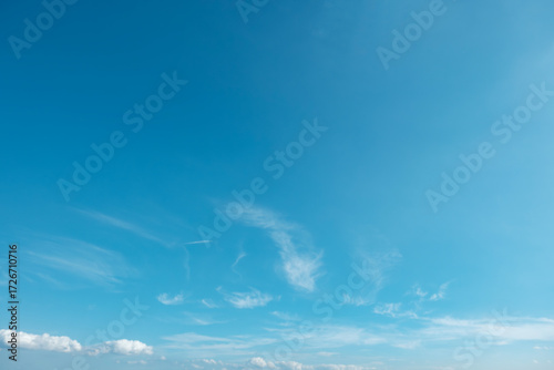 Plakat w ramie ふわふわした薄い雲と夏のようなさわやかな青空 風に流れる雲と美しい天気 秋の空 