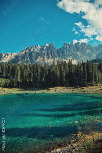 Lago de Carezza con vistas a las Dolomitas