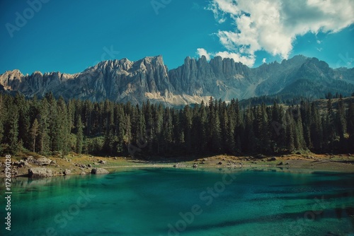 Lago de Carezza con vistas a las Dolomitas