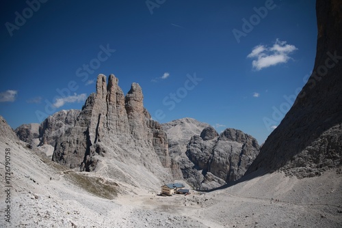 Torres Vajolet y refugio del Rey Alberto
