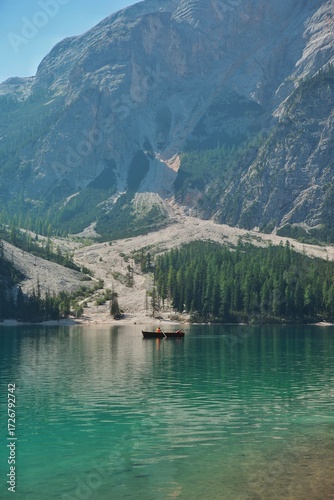 Lago alpino con botes de remos