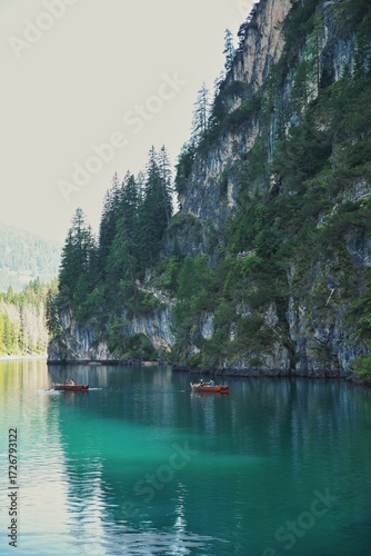 Lago alpino con botes de remos