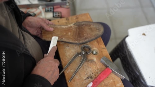 Old shoe master renews the shoe