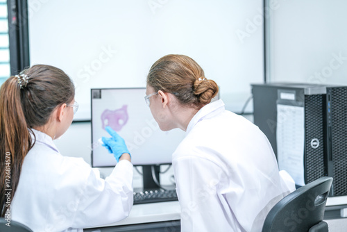Fotografie Two pathologists collaborate using a digital pathology workstation