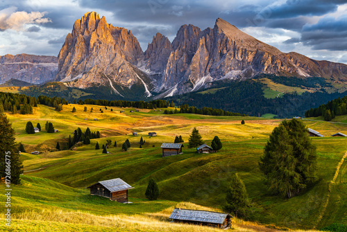 Foto The UNESCO site Seiser Alm or Alpe di Siusi the Dolomite plateau and the largest high-elevation Alpine meadow in Europe located in Italy's South Tyrol province in the Dolomites in autumn sunset