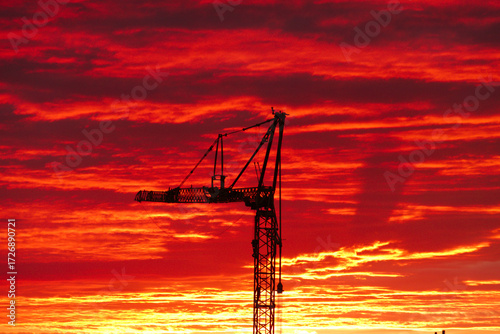 Baukran mit Sonnenuntergang