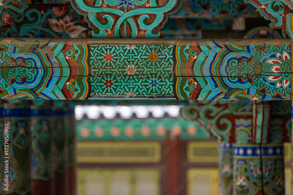 Obraz premium colorful wooden structure at the ceiling in the Buddhist temple