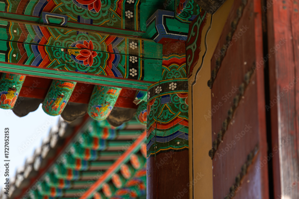 Naklejka premium wooden ceiling structure at the gate in the Buddhist temple