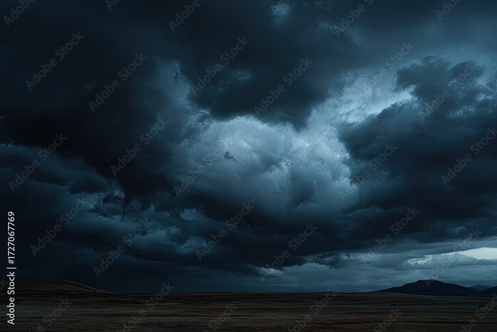Obraz premium Dramatic storm clouds over a vast plain