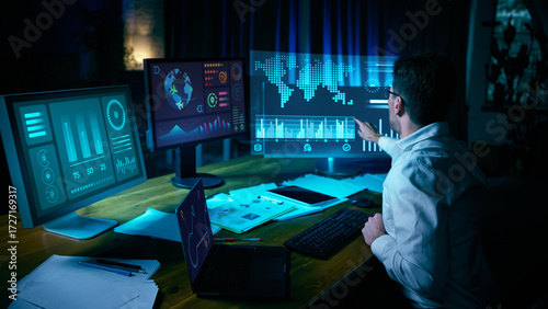 Cuadro en lienzo Analyst interacting with digital world map and futuristic data screens