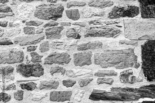 Mur de maison bretonne en noir et blanc.