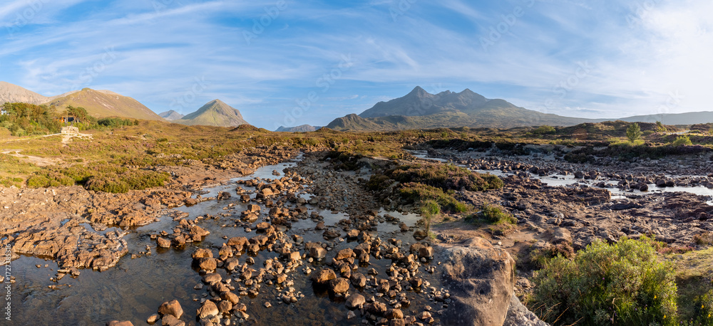 Obraz premium Cuillin Hills – 100-Megapixel-Panorama mit Blick auf Pinnacle Ridge auf der Isle of Skye, aufgenommen im August 2025 bei sonnigem Sommerwetter mit Vulkanlandschaft und Wildblumen im Vordergrund 
