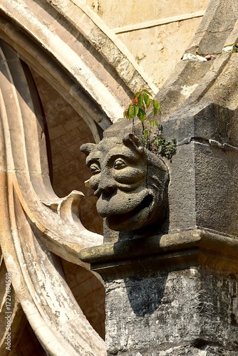 Têtes de personnages grotesques sur les pilastres du cloitre de la cathédrale San Salvador d’Oviedo