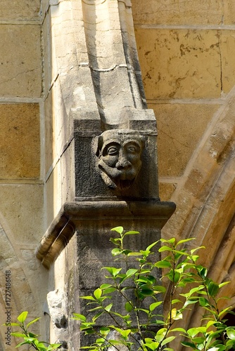 Têtes de personnages grotesques sur les pilastres du cloitre de la cathédrale San Salvador d’Oviedo