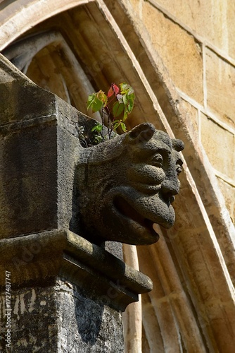 Têtes de personnages grotesques sur les pilastres du cloitre de la cathédrale San Salvador d’Oviedo