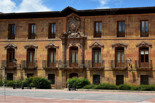 La façade du palais Valdecarzana-Heredia sur la place Alphonse II à Oviedo