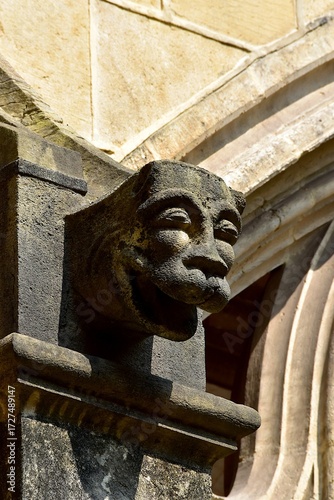 Têtes de personnages grotesques sur les pilastres du cloitre de la cathédrale San Salvador d’Oviedo
