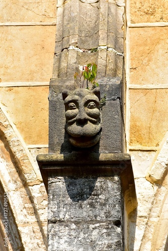 Têtes de personnages grotesques sur les pilastres du cloitre de la cathédrale San Salvador d’Oviedo