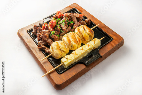 Tábua  de churrasco com pão de alho , Queijo qualho e carne