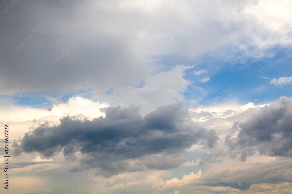 Obraz premium Beautiful Cumulus Clouds with Sunlight Reflections