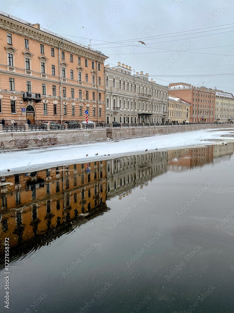 Naklejka premium A serene and tranquil winter scene, showcasing beautiful picturesque canal reflections and charming architecture. St. Petersburg, Russia