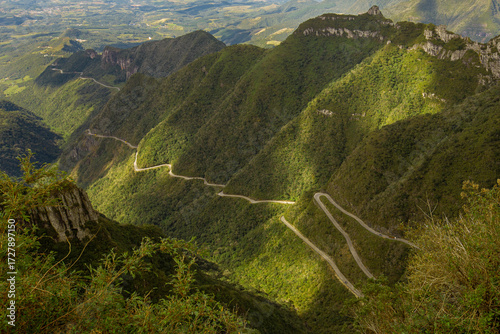 Vista da estrada sinuosa da Serra do Rio do Rastro em Santa Catarina, Brasil
