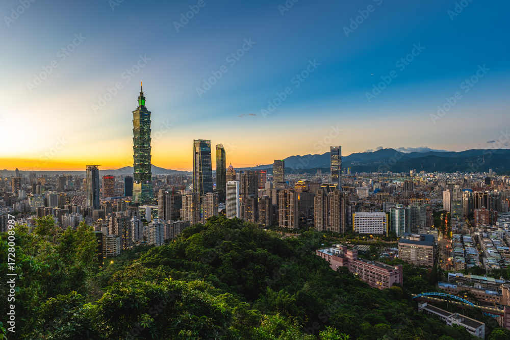 Fototapeta premium Scenery of Taipei city, the capital of Taiwan