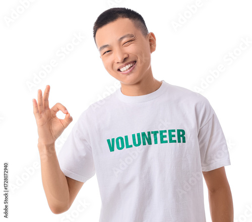 Male Asian volunteer showin...
