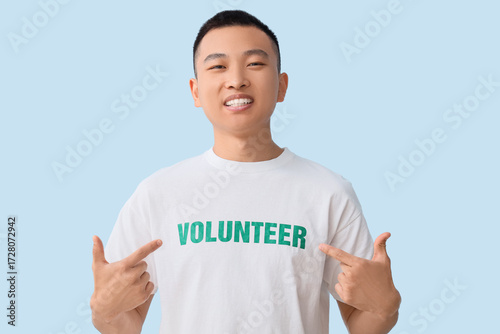 Male Asian volunteer pointi...