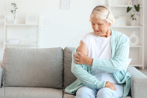 Senior woman with medical p...