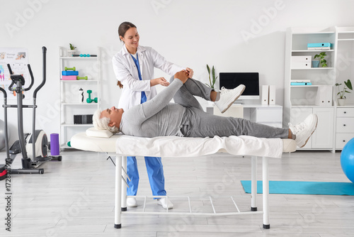 Female therapist with senio...