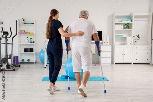 Female therapist and senior...