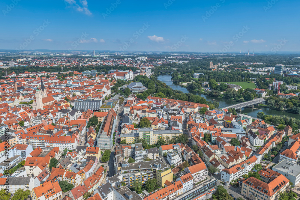 Fototapeta premium Die bayerische Großstadt Ingolstadt an der Donau aus der Vogelperspektive, Blick zur Altstadt