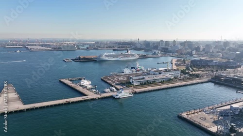 客船、クルーズ、埠頭、港湾、船舶、ドローン、空撮、旅行、観光、豪華客船、船旅、寄港地、停泊、国際、海外、日本、俯瞰、展望、パノラマ、ハイアングル、鳥瞰図、風景、景観、景色、上から見た、見下ろす、都市、社会、現代、都会、桟橋、ツアー、大型、青空、観光地、航路、海洋、航海、洋行、デッキ、ビジネス、晴れ、港、海、船、プレミアム、造船、コピースペース、地平線